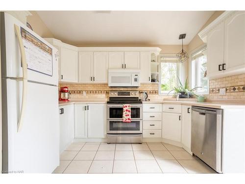 49 Biggar Road, Thorold, ON - Indoor Photo Showing Kitchen