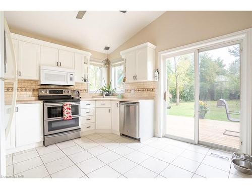 49 Biggar Road, Thorold, ON - Indoor Photo Showing Kitchen