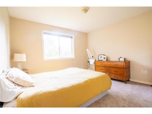 49 Biggar Road, Thorold, ON - Indoor Photo Showing Bedroom