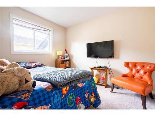 49 Biggar Road, Thorold, ON - Indoor Photo Showing Bedroom