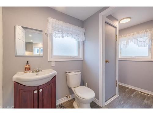 7 Park Street, Nanticoke, ON - Indoor Photo Showing Bathroom