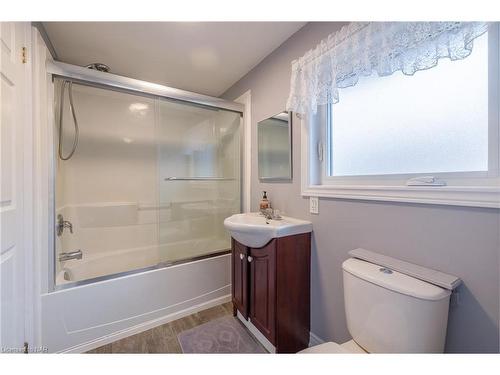 7 Park Street, Nanticoke, ON - Indoor Photo Showing Bathroom