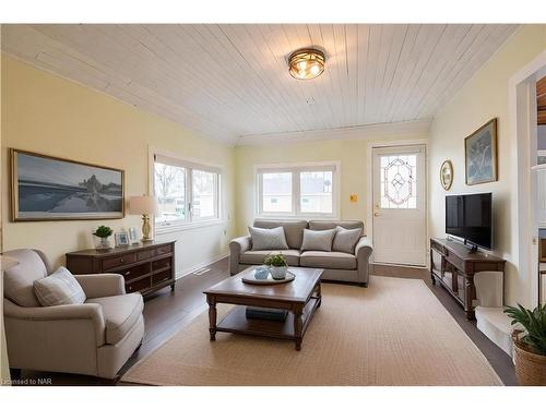 7 Park Street, Nanticoke, ON - Indoor Photo Showing Living Room