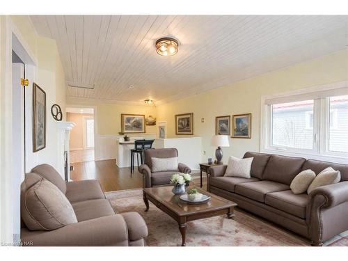 7 Park Street, Nanticoke, ON - Indoor Photo Showing Living Room