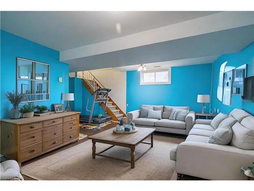 7 Park Street, Nanticoke, ON - Indoor Photo Showing Living Room