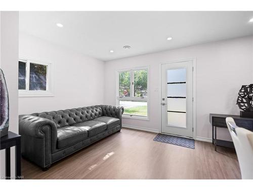 298 Burleigh Road North Road, Ridgeway, ON - Indoor Photo Showing Living Room