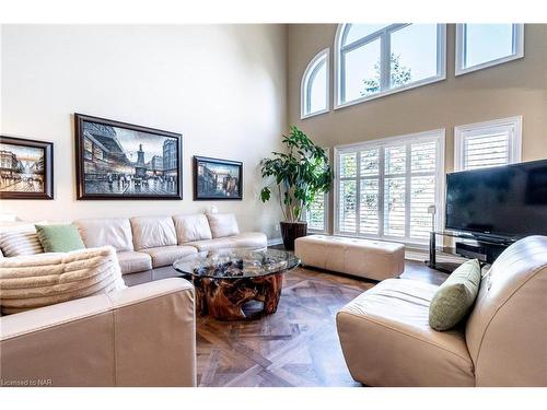 75 Kunda Park Boulevard, Fonthill, ON - Indoor Photo Showing Living Room