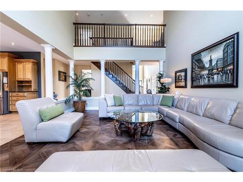 75 Kunda Park Boulevard, Fonthill, ON - Indoor Photo Showing Living Room