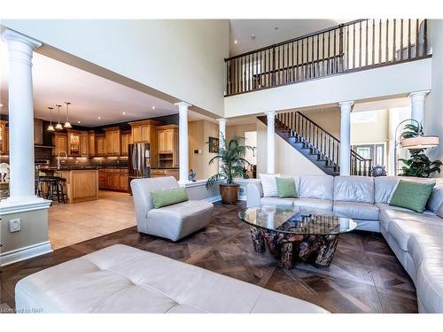 75 Kunda Park Boulevard, Fonthill, ON - Indoor Photo Showing Living Room