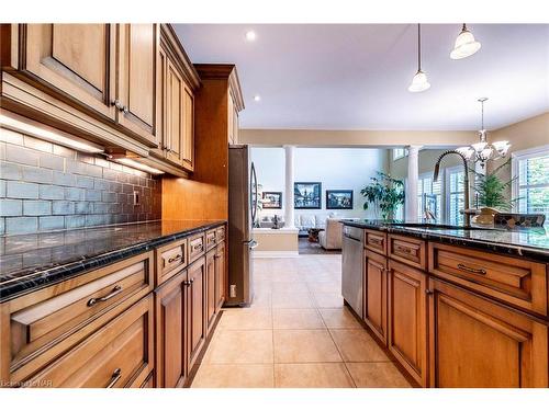 75 Kunda Park Boulevard, Fonthill, ON - Indoor Photo Showing Kitchen