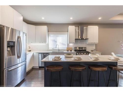 3217 Dorchester Road, Niagara Falls, ON - Indoor Photo Showing Kitchen With Upgraded Kitchen