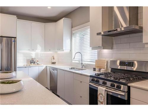 3217 Dorchester Road, Niagara Falls, ON - Indoor Photo Showing Kitchen With Double Sink With Upgraded Kitchen