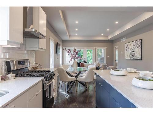 3217 Dorchester Road, Niagara Falls, ON - Indoor Photo Showing Kitchen With Upgraded Kitchen