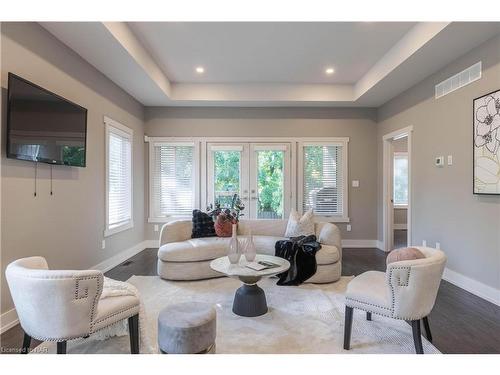 3217 Dorchester Road, Niagara Falls, ON - Indoor Photo Showing Living Room