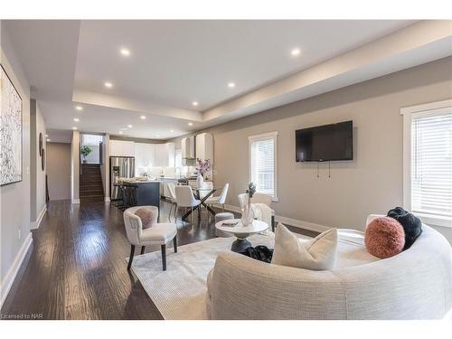 3217 Dorchester Road, Niagara Falls, ON - Indoor Photo Showing Living Room