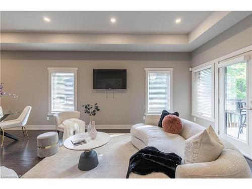 3217 Dorchester Road, Niagara Falls, ON - Indoor Photo Showing Living Room