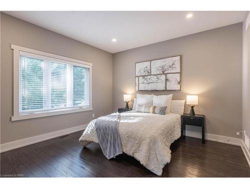 3217 Dorchester Road, Niagara Falls, ON - Indoor Photo Showing Bedroom