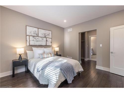 3217 Dorchester Road, Niagara Falls, ON - Indoor Photo Showing Bedroom