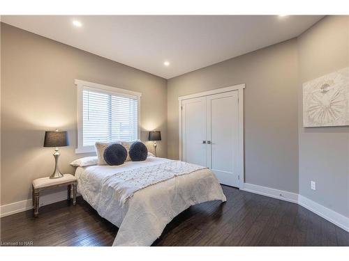 3217 Dorchester Road, Niagara Falls, ON - Indoor Photo Showing Bedroom