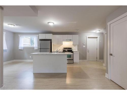 3217 Dorchester Road, Niagara Falls, ON - Indoor Photo Showing Kitchen