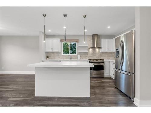 7204 Casey Street, Niagara Falls, ON - Indoor Photo Showing Kitchen With Upgraded Kitchen