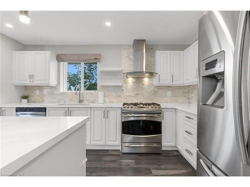 7204 Casey Street, Niagara Falls, ON - Indoor Photo Showing Kitchen With Upgraded Kitchen