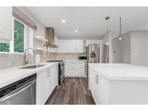 7204 Casey Street, Niagara Falls, ON - Indoor Photo Showing Kitchen With Upgraded Kitchen