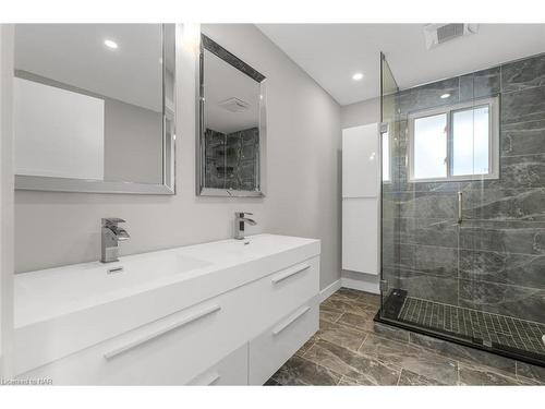 7204 Casey Street, Niagara Falls, ON - Indoor Photo Showing Bathroom