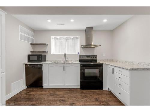 7204 Casey Street, Niagara Falls, ON - Indoor Photo Showing Kitchen