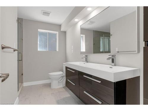 7204 Casey Street, Niagara Falls, ON - Indoor Photo Showing Bathroom