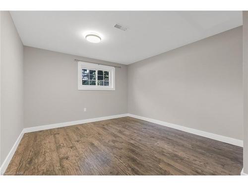 7204 Casey Street, Niagara Falls, ON - Indoor Photo Showing Other Room