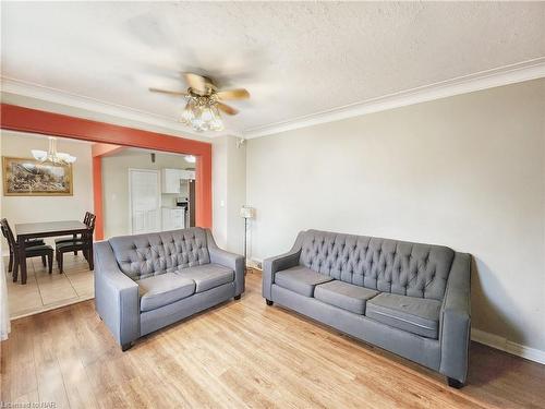 5958 Summer Street, Niagara Falls, ON - Indoor Photo Showing Living Room