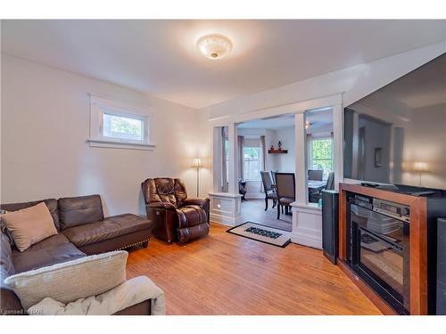 3648 Main Street, Niagara Falls, ON - Indoor Photo Showing Living Room