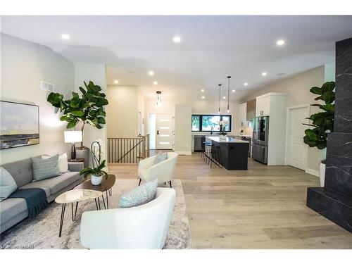 17 Parklane Crescent, St. Catharines, ON - Indoor Photo Showing Living Room