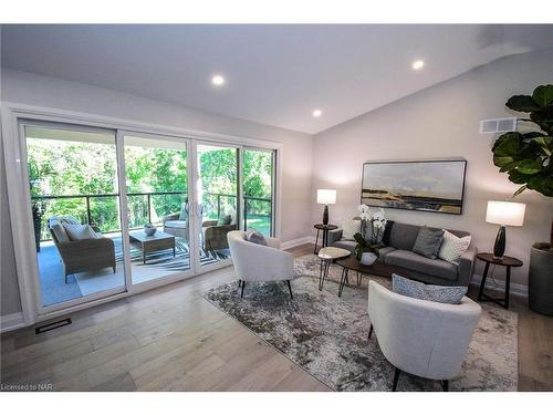 17 Parklane Crescent, St. Catharines, ON - Indoor Photo Showing Living Room