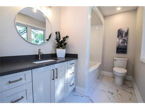 17 Parklane Crescent, St. Catharines, ON - Indoor Photo Showing Bathroom