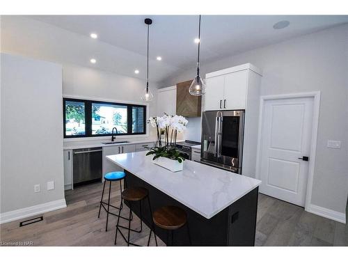 17 Parklane Crescent, St. Catharines, ON - Indoor Photo Showing Kitchen With Upgraded Kitchen