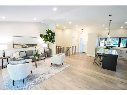 17 Parklane Crescent, St. Catharines, ON - Indoor Photo Showing Living Room