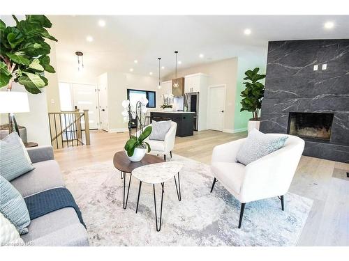 17 Parklane Crescent, St. Catharines, ON - Indoor Photo Showing Living Room