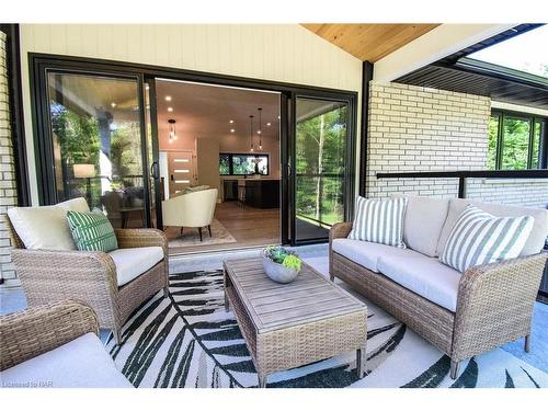 17 Parklane Crescent, St. Catharines, ON -  Photo Showing Living Room