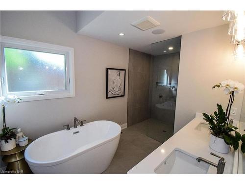 17 Parklane Crescent, St. Catharines, ON - Indoor Photo Showing Bathroom