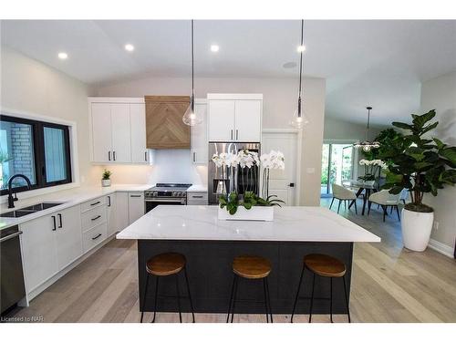 17 Parklane Crescent, St. Catharines, ON - Indoor Photo Showing Kitchen With Double Sink With Upgraded Kitchen