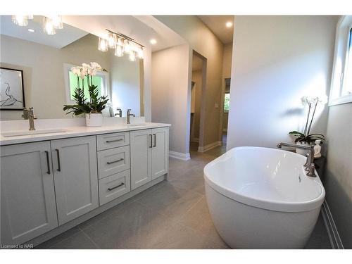 17 Parklane Crescent, St. Catharines, ON - Indoor Photo Showing Bathroom