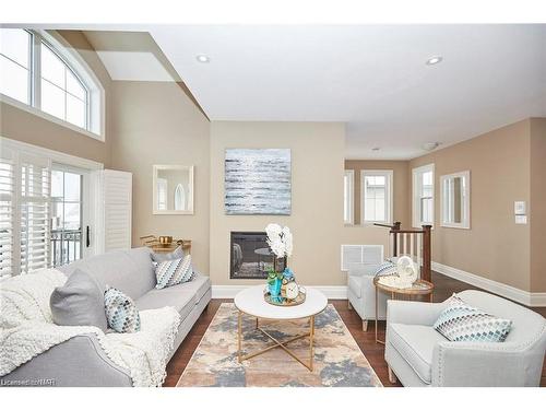 14 St Andrews Lane S, Niagara-On-The-Lake, ON - Indoor Photo Showing Living Room