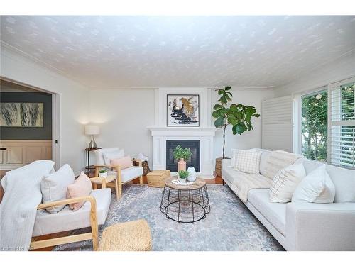 33 Berkwood Place, Fonthill, ON - Indoor Photo Showing Living Room With Fireplace