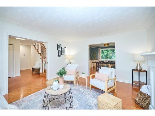 33 Berkwood Place, Fonthill, ON - Indoor Photo Showing Living Room