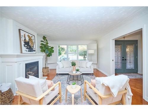 33 Berkwood Place, Fonthill, ON - Indoor Photo Showing Living Room With Fireplace