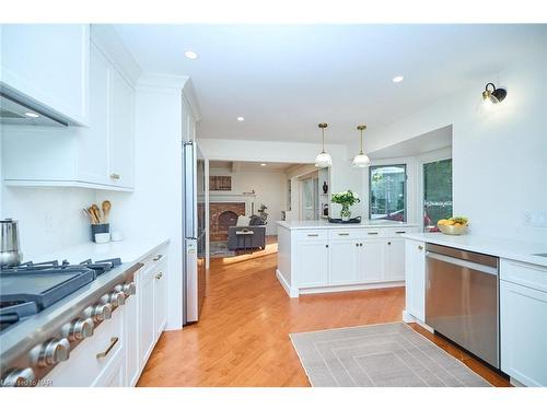 33 Berkwood Place, Fonthill, ON - Indoor Photo Showing Kitchen With Upgraded Kitchen