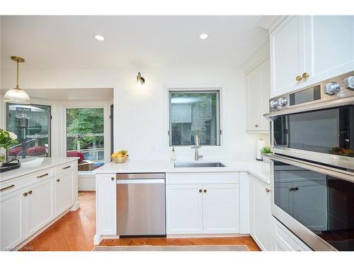 33 Berkwood Place, Fonthill, ON - Indoor Photo Showing Kitchen