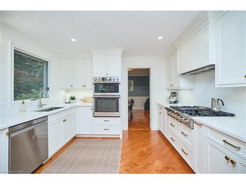 33 Berkwood Place, Fonthill, ON - Indoor Photo Showing Kitchen With Upgraded Kitchen